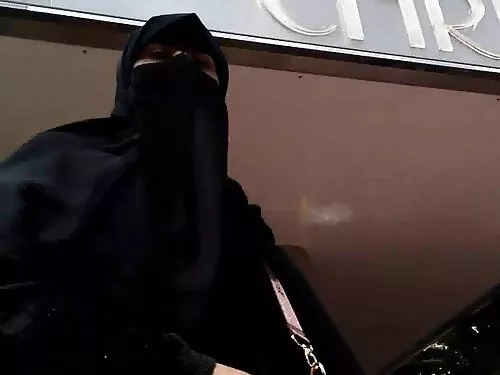 மாறுவேடமிட்ட வாலிபர் ...