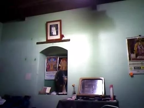 இறுக்கமான கண்களைக் க ...